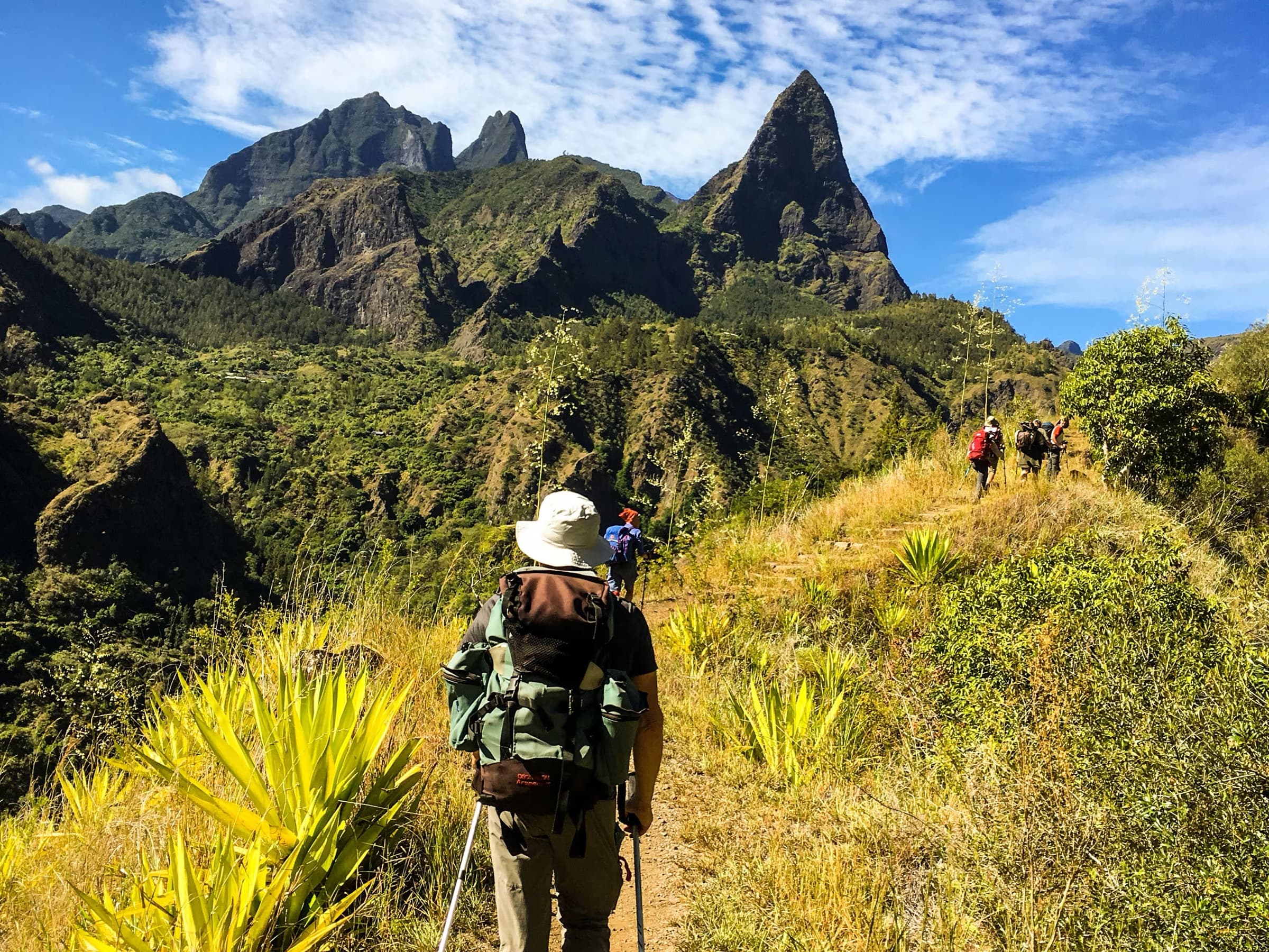 Randonneur face aux pitons du Cirque de Mafate